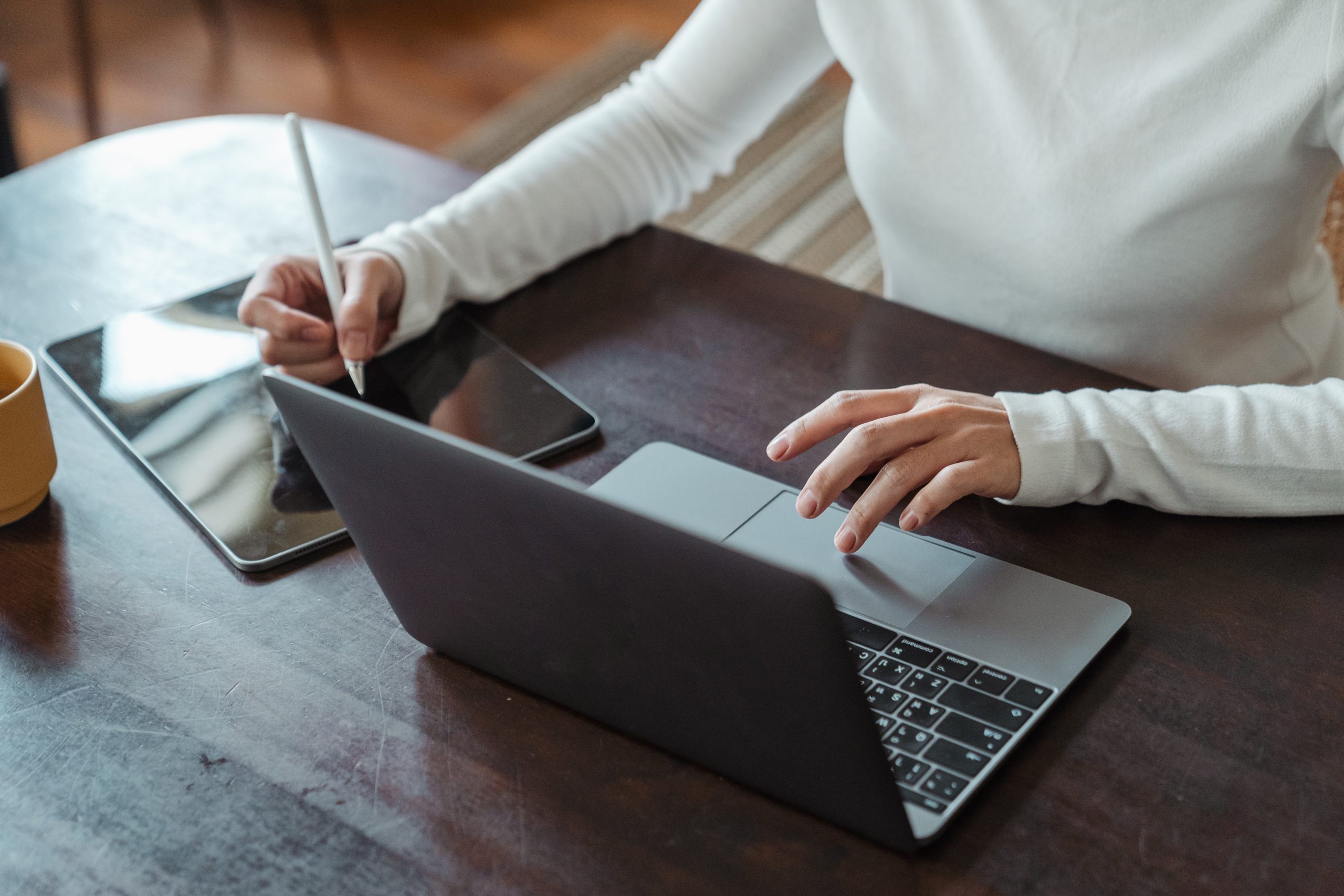 pexels-ketut-subiyanto-4474033 Expert en audit et fiscalité effectuant une mission